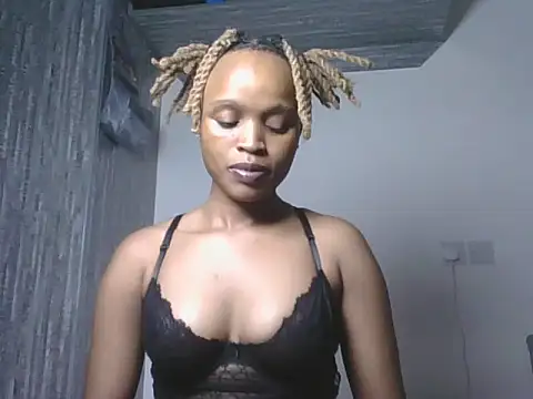 Snapshot of Tempting_Ebony chatting on 06.20.26 Tempting Ebony online show from 06.20.26