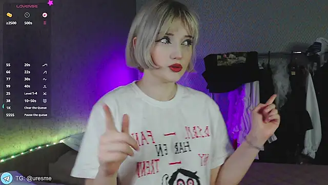 Snapshot of Esme_Velvet chatting on 05.21.26 Esme Velvet online show from 05.21.26