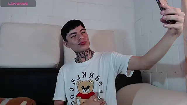 Snapshot of badboy-fox chatting on 06.08.26 badboy-fox online show from 06.08.26