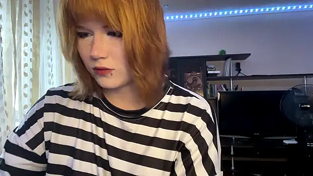 Snapshot of HelloKinki chatting on 06.19.26 HelloKinki online show from 06.19.26