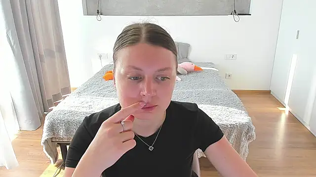 Snapshot of Kitkatvel chatting on 06.25.26 Kitkatvel online show from 06.25.26