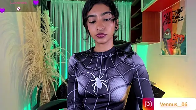 Snapshot of HottieVeroo_ chatting on 06.17.26 HottieVeroo online show from 06.17.26