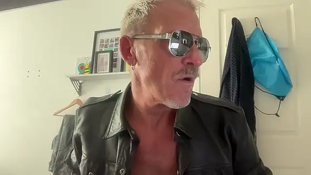 Snapshot of NottsLeather chatting on 07.11.26 NottsLeather online show from 07.11.26