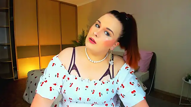 Snapshot of OliviaTwens chatting on 06.19.26 OliviaTwens online show from 06.19.26