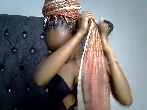 Snapshot of cocolaurah chatting on 06.17.26 cocolaurah online show from 06.17.26