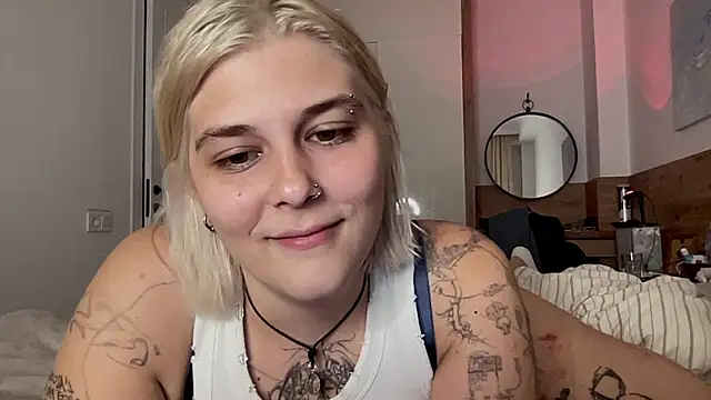 Snapshot of Ella_Bloom chatting on 07.16.26 Ella Bloom online show from 07.16.26