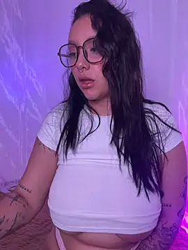 Snapshot of mari_bloom chatting on 06.19.26 mari bloom online show from 06.19.26