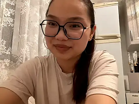 Snapshot of LightMarou chatting on 06.03.26 LightMarou online show from 06.03.26