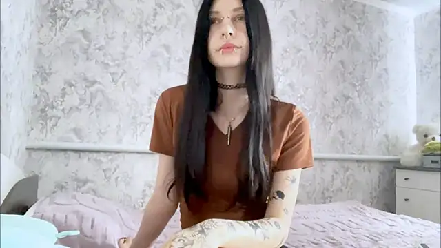 KrissyHiott online show from 07.04.26