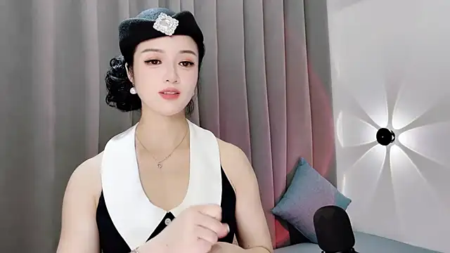 Snapshot of Momo-Wow chatting on 06.18.26 Momo-Wow online show from 06.18.26