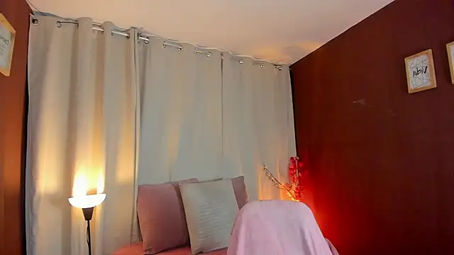 Snapshot of sensual_fer chatting on 06.25.26 sensual fer online show from 06.25.26