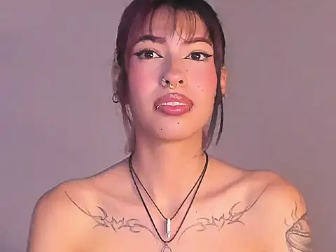 Snapshot of EvaBenely_ chatting on 06.29.26 EvaBenely online show from 06.29.26