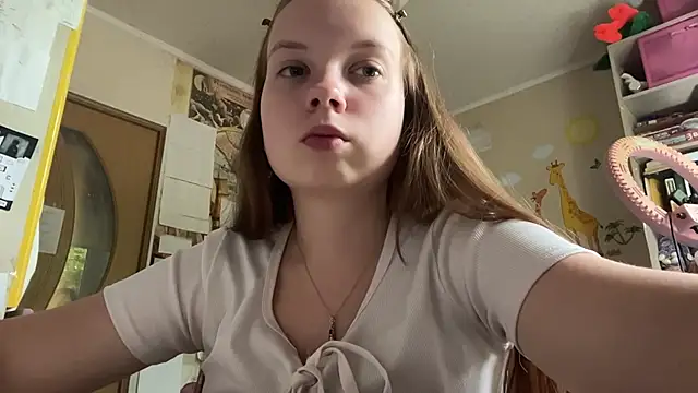 Snapshot of Aileyn chatting on 06.17.26 Aileyn online show from 06.17.26