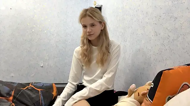 Snapshot of MandiKnife chatting on 06.14.26 MandiKnife online show from 06.14.26