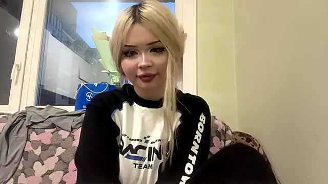 Snapshot of moonluv33 chatting on 06.19.26 moonluv33 online show from 06.19.26