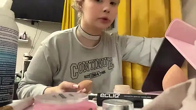 Snapshot of moonluv33 chatting on 06.27.26 moonluv33 online show from 06.27.26