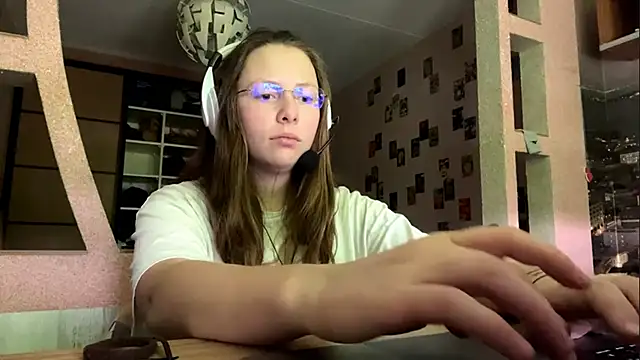Snapshot of AlisonOhlmacher chatting on 06.14.26 AlisonOhlmacher online show from 06.14.26