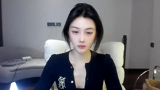 Snapshot of SylvieMaya chatting on 06.13.26 SylvieMaya online show from 06.13.26