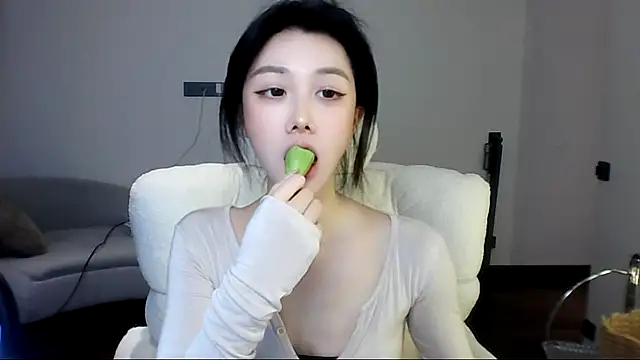 Snapshot of SylvieMaya chatting on 06.28.26 SylvieMaya online show from 06.28.26