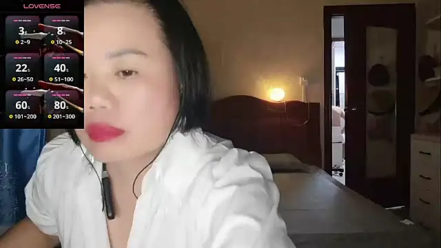Snapshot of YIYI-queen chatting on 06.12.26 YIYI-queen online show from 06.12.26