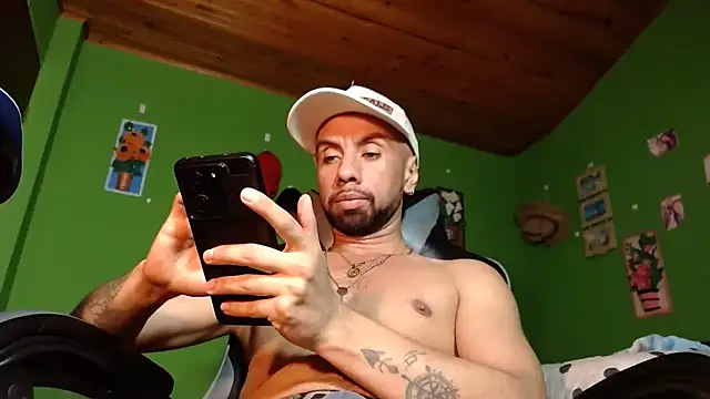 Snapshot of Arian_Pervert chatting on 02.15.25 Arian Pervert online show from 02.15.25