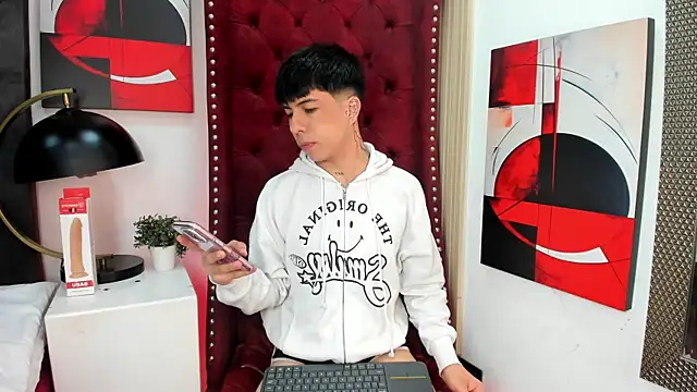 Snapshot of Mathyw_Mont chatting on 06.26.26 Mathyw Mont online show from 06.26.26