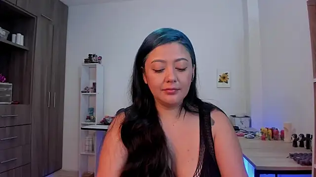 LauraToro  online show from 03.25.26