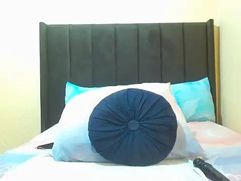 NaughtyLuux12 online show from 06.12.26