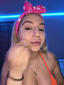 Snapshot of xLexi chatting on 07.17.26 xLexi online show from 07.17.26