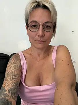 Snapshot of marinellaaX chatting on 06.15.26 marinellaaX online show from 06.15.26