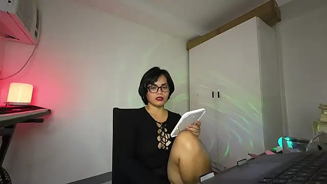 Snapshot of MysticMara chatting on 06.14.26 MysticMara online show from 06.14.26
