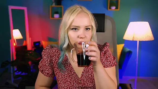 Snapshot of stellawatts chatting on 06.16.26 stellawatts online show from 06.16.26