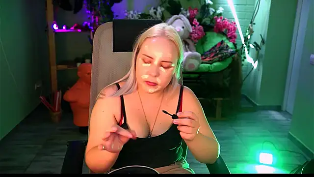 Snapshot of stellawatts chatting on 06.30.26 stellawatts online show from 06.30.26