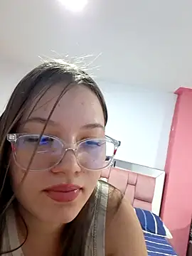 Snapshot of zoe_gm chatting on 06.13.26 zoe gm online show from 06.13.26