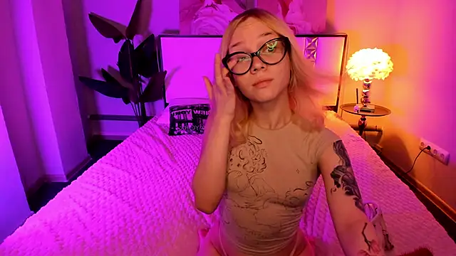 Snapshot of Amely_18 chatting on 06.16.26 Amely 18 online show from 06.16.26