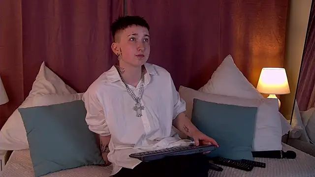 Snapshot of JeanDiamond chatting on 06.18.26 JeanDiamond online show from 06.18.26