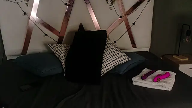 ShelyEvans   online show from 07.04.26