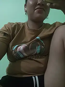 Snapshot of Uya-y chatting on 06.17.26 Uya-y online show from 06.17.26
