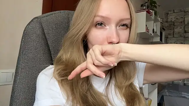 Snapshot of BivalentFalloff chatting on 07.18.26 BivalentFalloff online show from 07.18.26