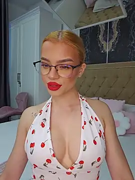 Snapshot of YasminnDoll chatting on 06.28.26 YasminnDoll online show from 06.28.26