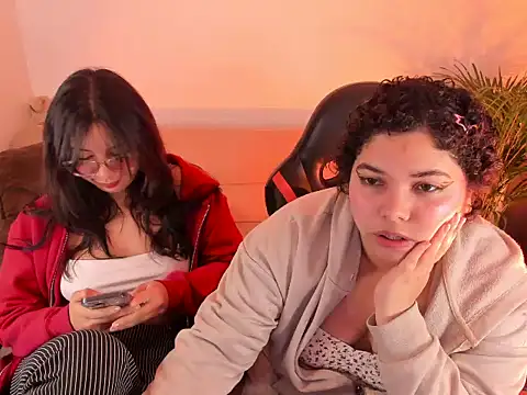 Snapshot of MaddieandVero chatting on 06.18.26 MaddieandVero online show from 06.18.26
