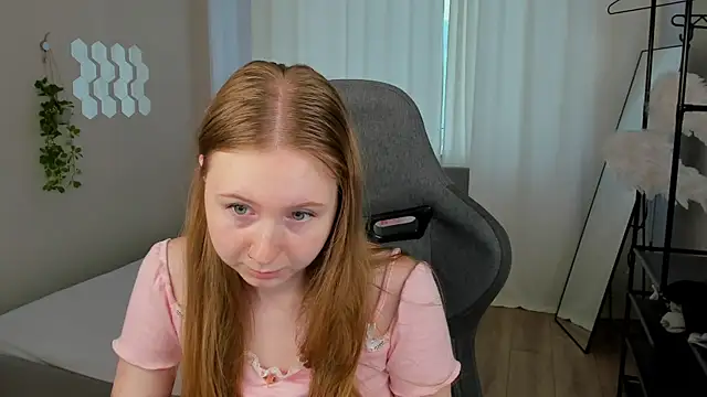 Snapshot of LiliTiny chatting on 07.22.26 LiliTiny online show from 07.22.26
