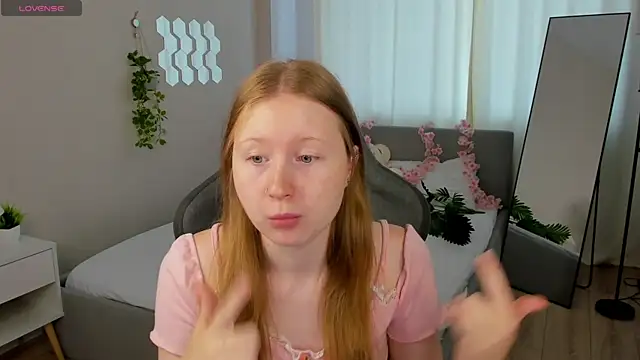Snapshot of LiliTiny chatting on 07.24.26 LiliTiny online show from 07.24.26