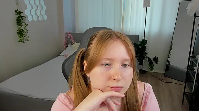 Snapshot of LiliTiny chatting on 07.27.26 LiliTiny online show from 07.27.26