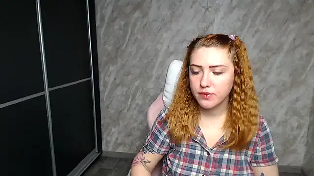 Snapshot of Reginasmilee chatting on 01.12.26 Reginasmilee online show from 01.12.26