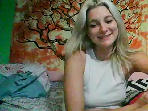 Snapshot of parislayd chatting on 06.30.26 parislayd online show from 06.30.26