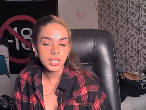 Snapshot of JadeSolari chatting on 07.07.26 JadeSolari online show from 07.07.26