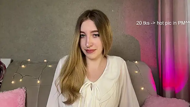 Snapshot of creamberryy chatting on 07.17.26 creamberryy online show from 07.17.26