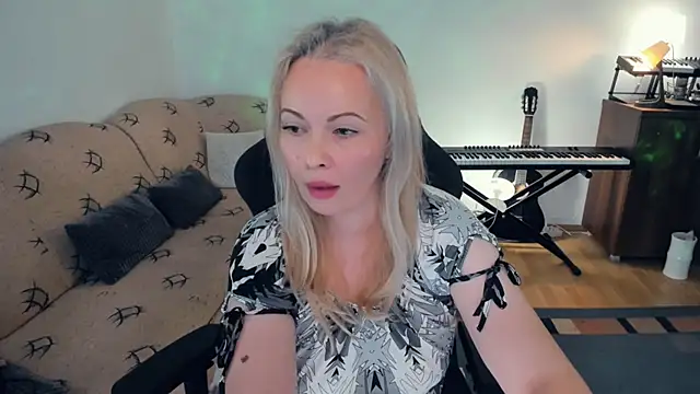 Snapshot of WhitneyLynn chatting on 12.07.24 WhitneyLynn online show from 12.07.24