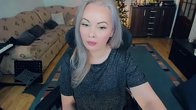 Snapshot of WhitneyLynn chatting on 01.04.25 WhitneyLynn online show from 01.04.25